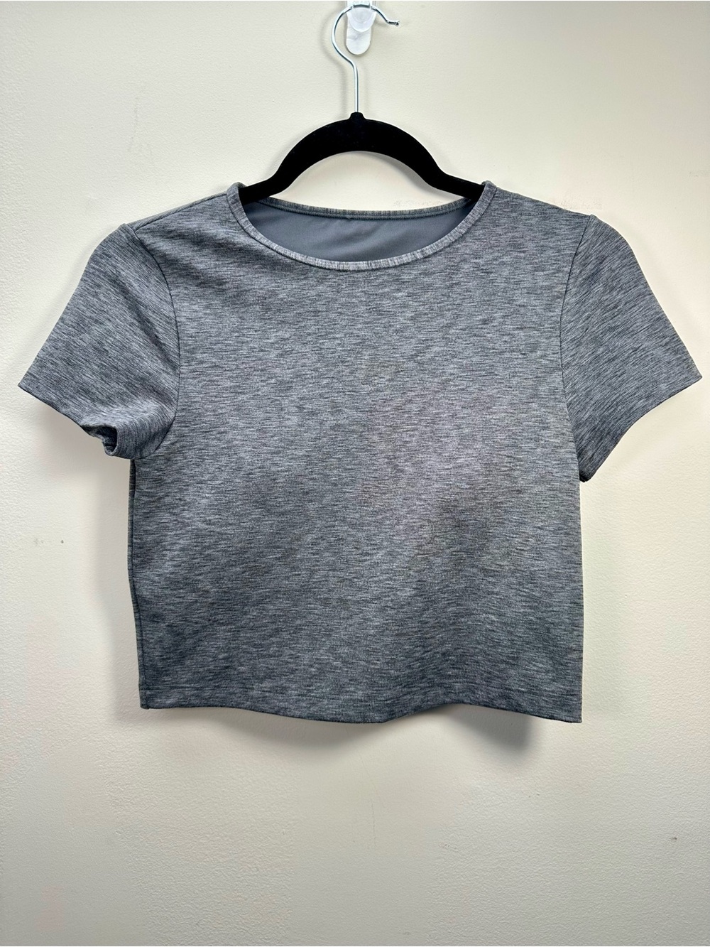 Gilly Hicks Recharge Short Sleeve Scoop Neck Built-In Bra Crop Top, Gray, Medium